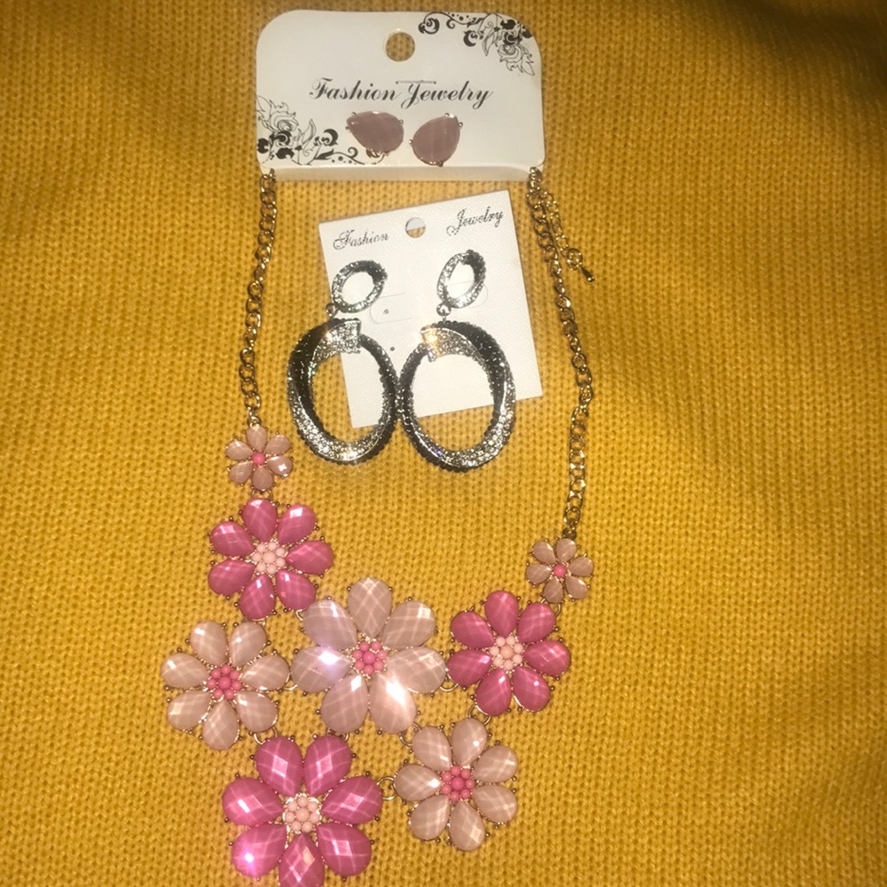 Necklace & 2 pairs of earrings